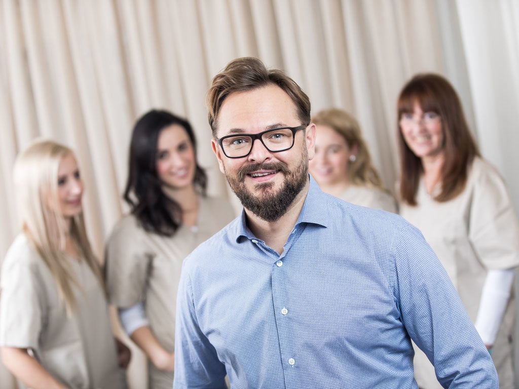 Zahnarzt Dr. Jörg Hannesschläger mit Team