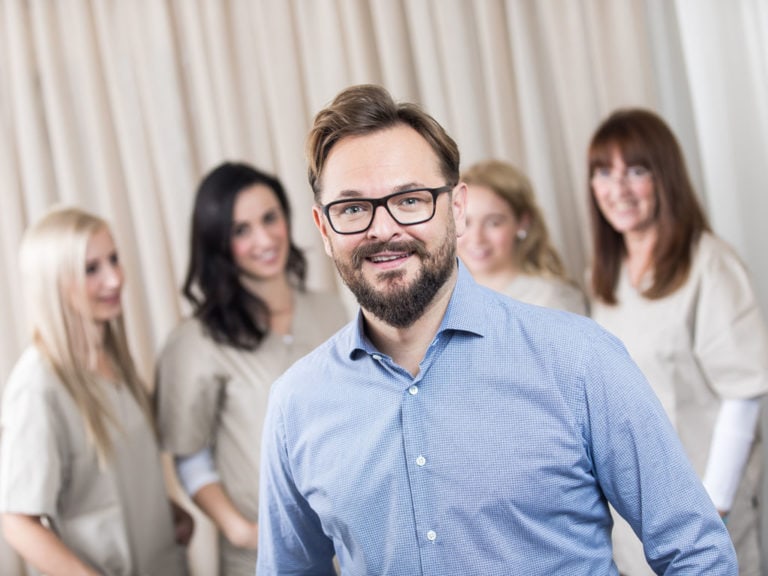 Zahnarzt Dr. Jörg Hannesschläger mit Team