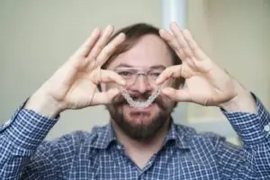 Dr. Jörg Hannesschläger mit Zahnspange