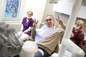 Patient bei der Zahnkronen-Behandlung